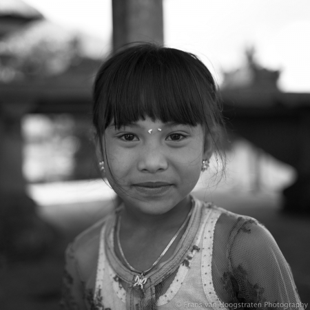 Anak perempuan di Pura Luhur Lempuyan